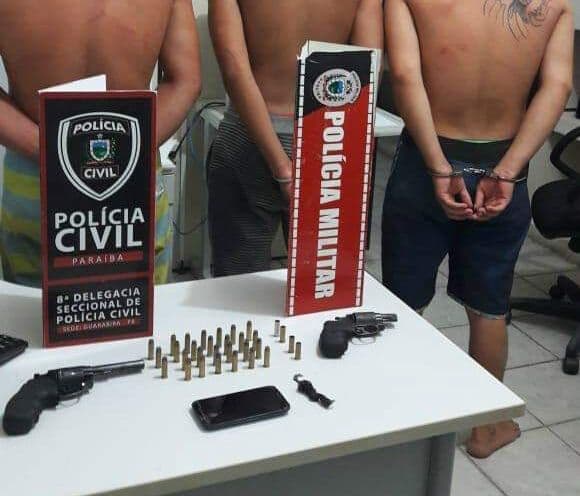 Policiais prendem dois e apreendem adolescente, armas, munições e drogas em Caiçara