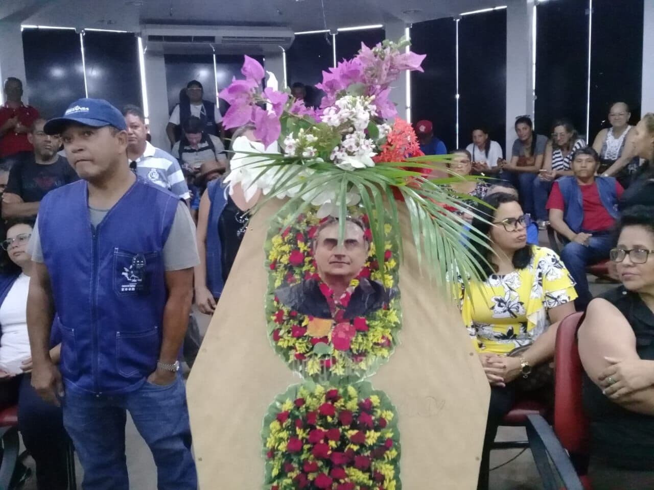 Agentes de saúde protestam com caixão do prefeito Luciano Cartaxo na Câmara de João Pessoa