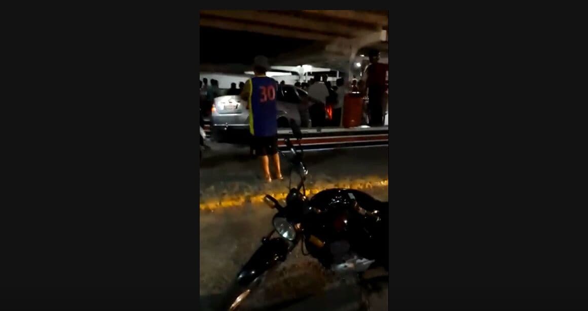 Motorista invade ponto final de ônibus e atropela homem, em Mangabeira, na Capital