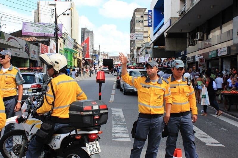 Caminhão capota após condutor perder controle de veículo em Bayeux