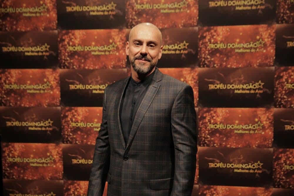 Alexandre Nero quebra protocolo e cita Lula ao falar sobre Cabaceiras, no Melhores do Ano, na Globo