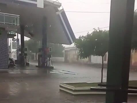 Teto de posto de combustíveis desaba com ventos de chuvas, em Paulista