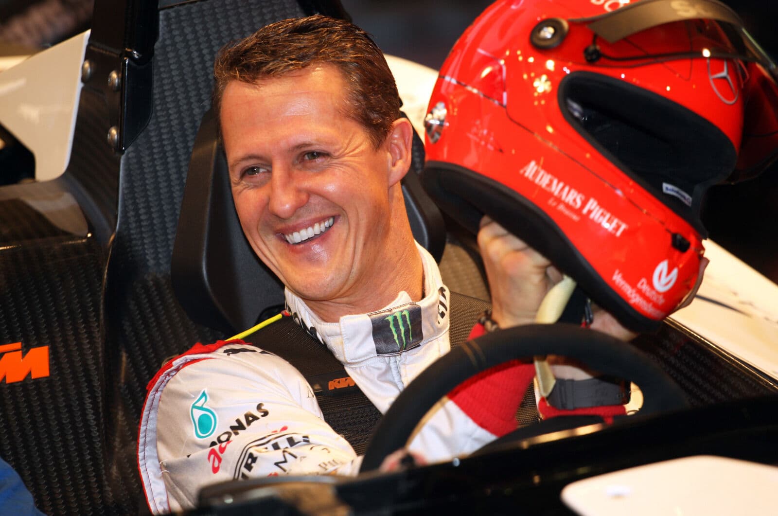 Piloto Michael Schumacher sai do coma, revela jornal britânico