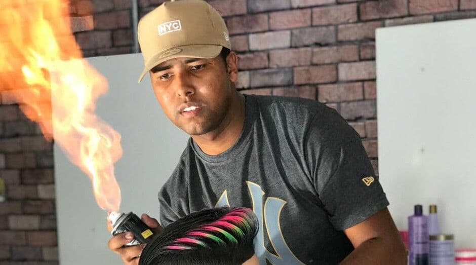 Ex-presidiário vira barbeiro e chama atenção com cortes de cabelos 'indestrutíveis'