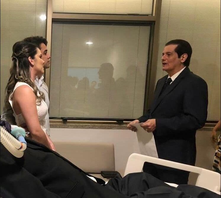 Advogada se casa em leito de UTI para contar com a presença do pai em cerimônia