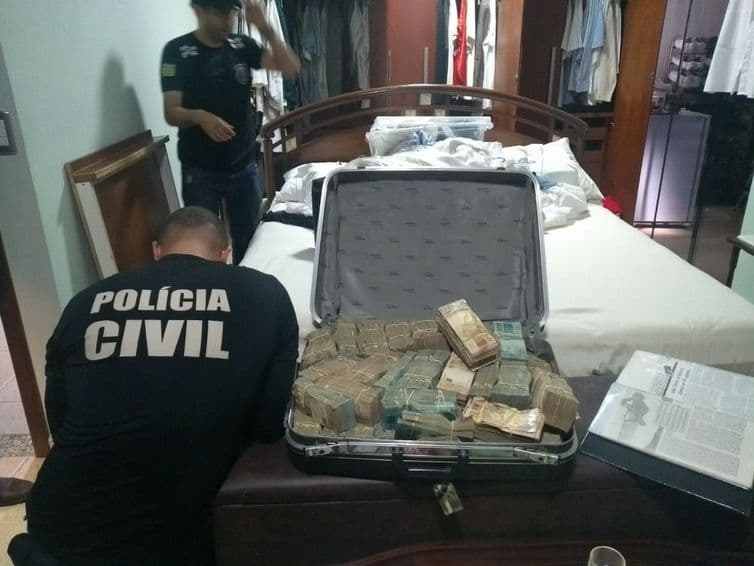 Polícia de Goiás apreende dinheiro, pedras preciosas e medicamentos em residências de João de Deus