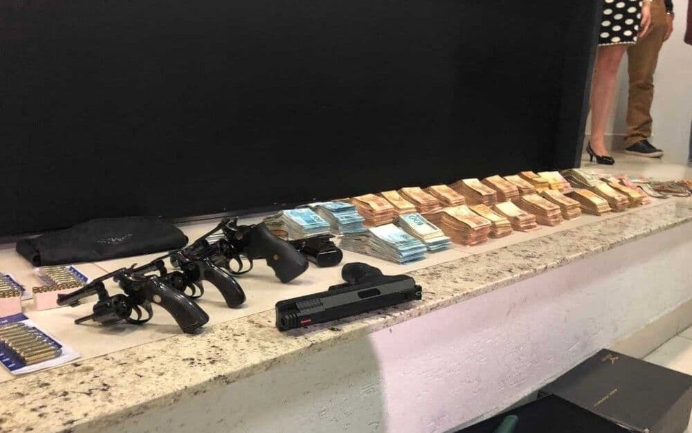 Mala com dinheiro encontrada no porão da casa de João de Deus tinha R$ 1,2 milhão