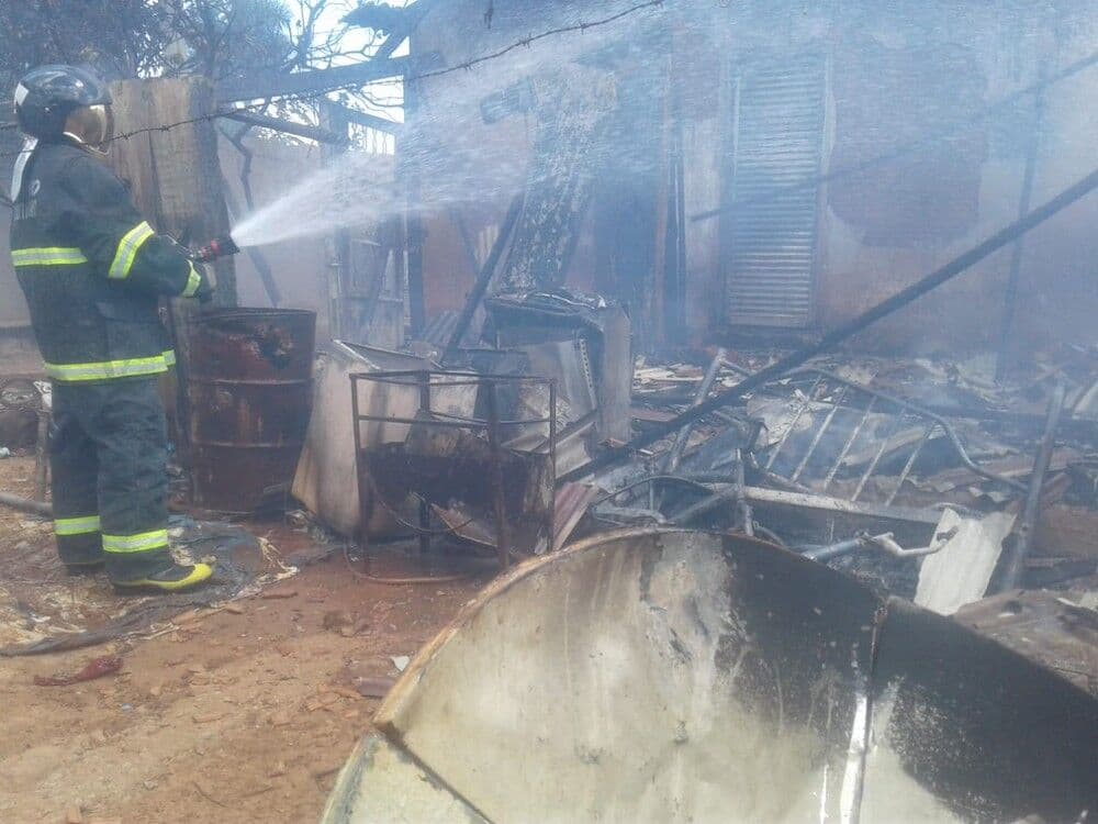 Menino de 5 anos causa incêndio em casa brincando com caixa de fósforos em MS