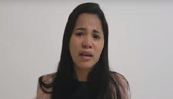 Cantora chora e nega acusação de que roubou o marido