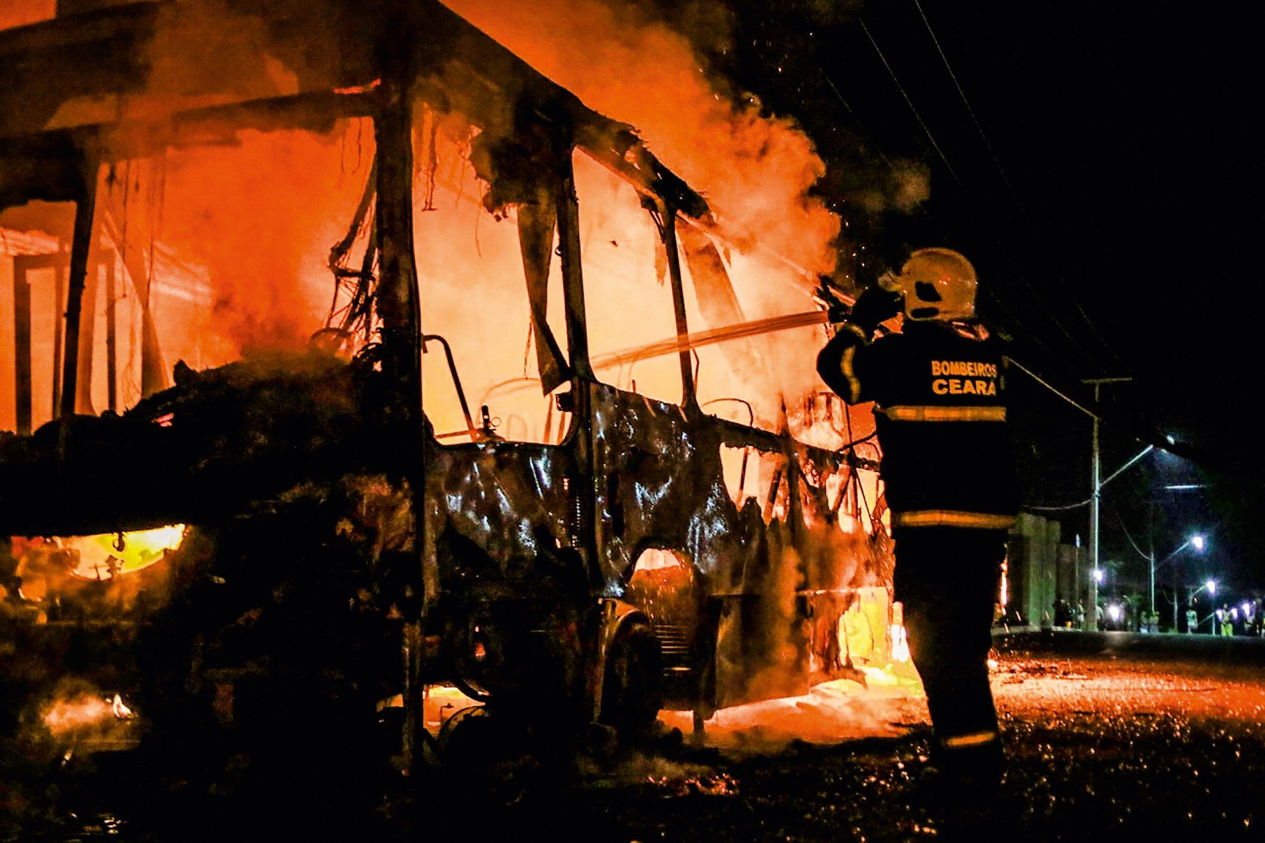 Ataques no Ceará chegam ao 12º dia e criminosos usam explosivo em ponte e incendeiam carros