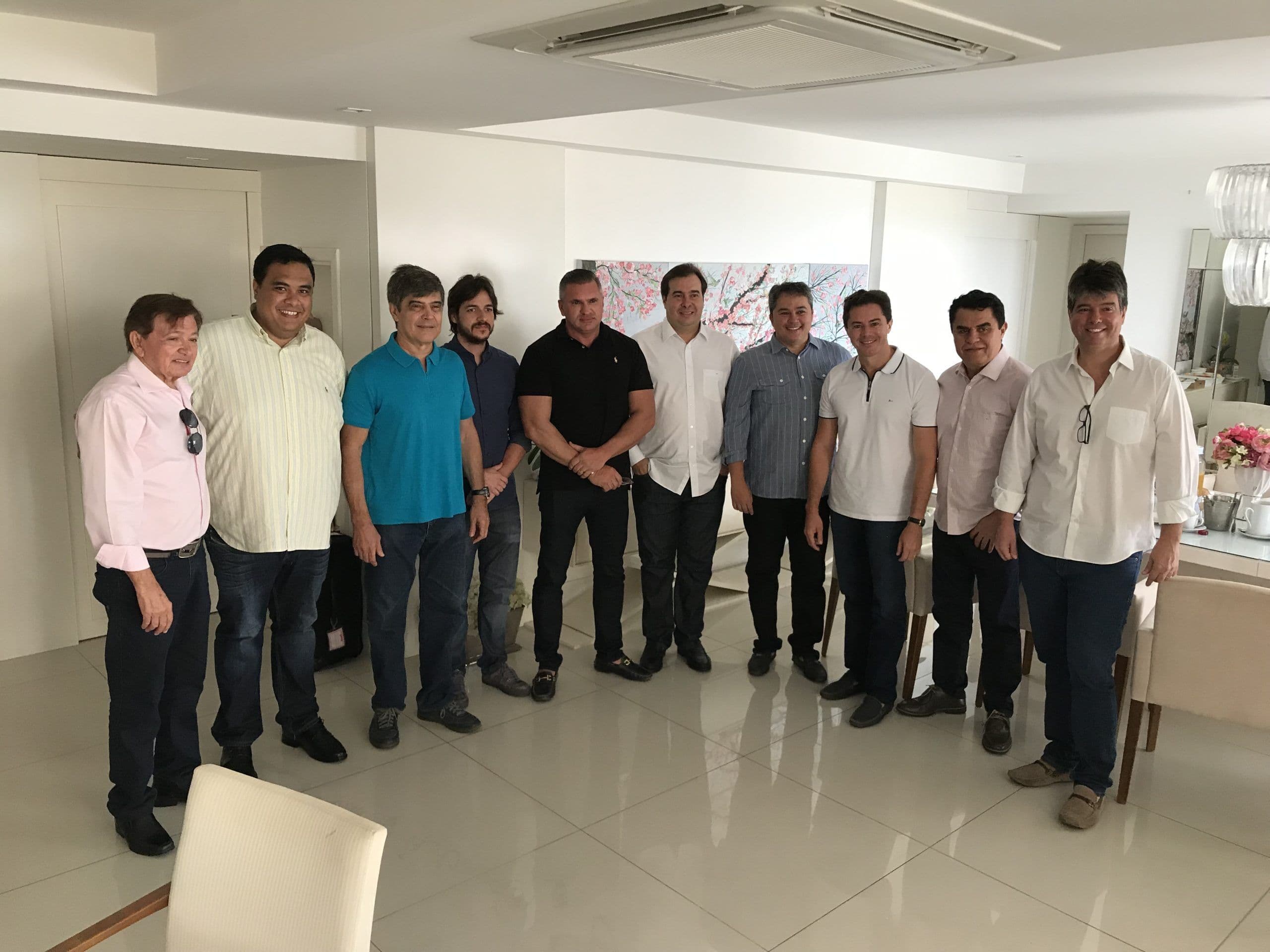 Em busca de apoio, Rodrigo Maia se reúne com seis deputados paraibanos em café da manhã