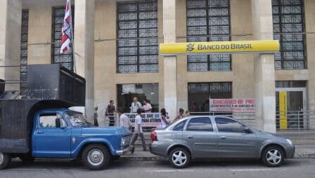 Criminosos fazem buraco em escritório abandonado e arrombam agência do Banco do Brasil