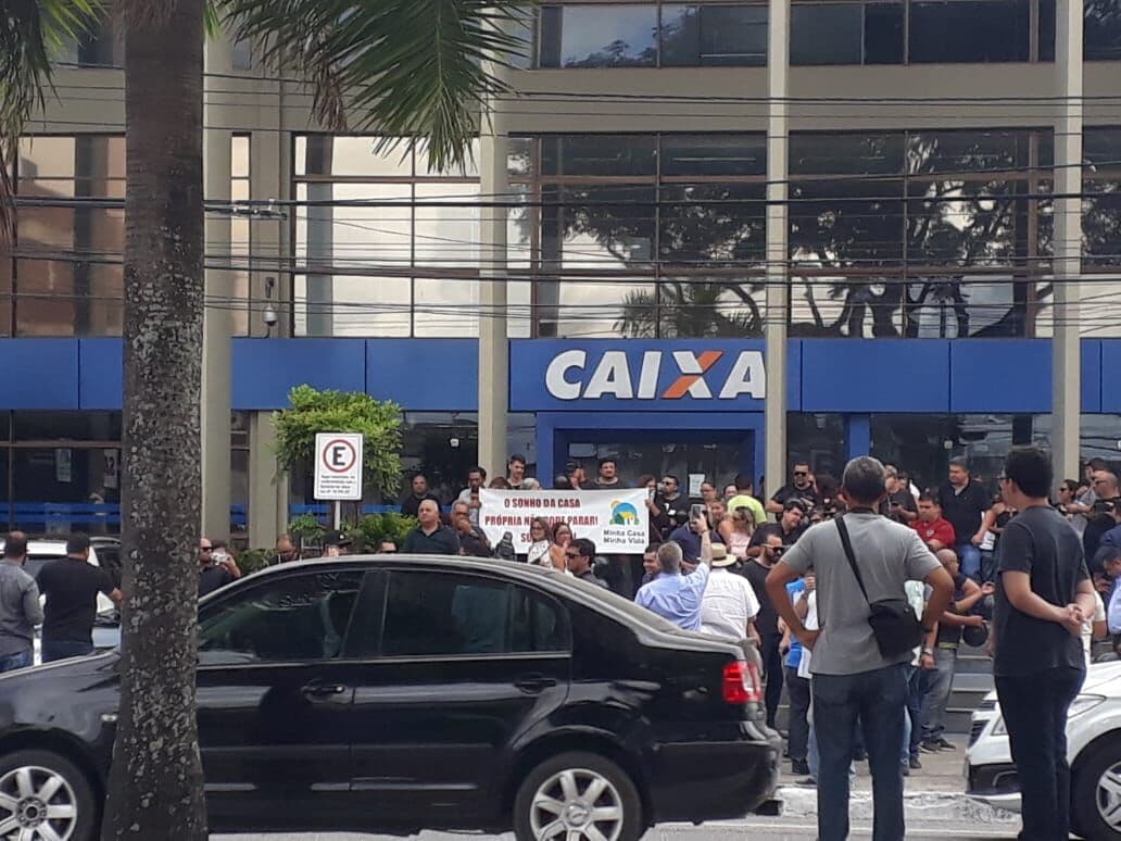 Construtores protestam em João Pessoa por atraso em repasses do Minha Casa Minha Vida