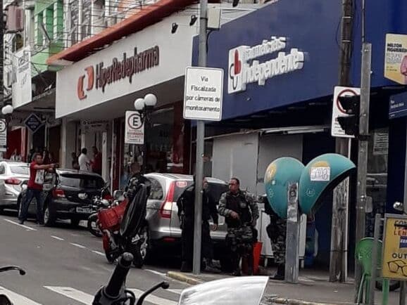 Assaltante que fez reféns em CG chegou ao local com uniforme da farmácia e fugiu pelo telhado