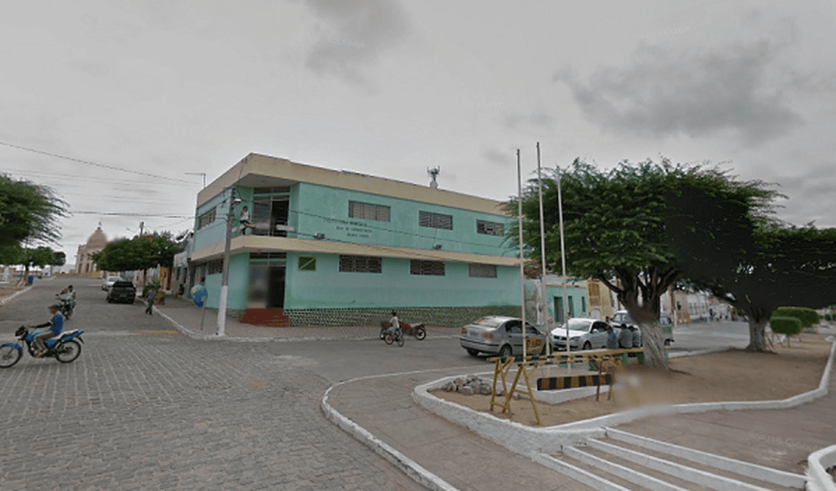 TCE multa ex-prefeito de São João do Cariri por aumento de 165% no número de funcionários com contratos temporários