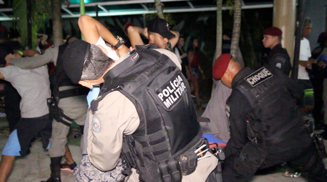 Mais de 20 pessoas em liberdade condicional são presas em festa durante abordagem da Polícia Militar