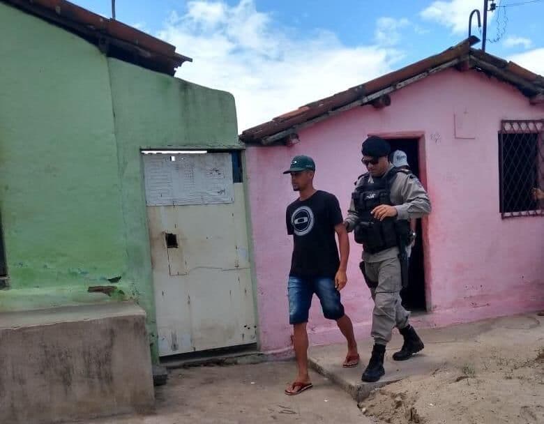 Suspeito de quebrar portas de vidro de agência bancária é detido pela polícia