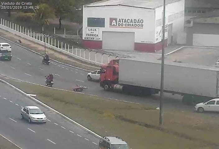 Acidente com moto roubada deixa trânsito lento no viaduto do Cristo