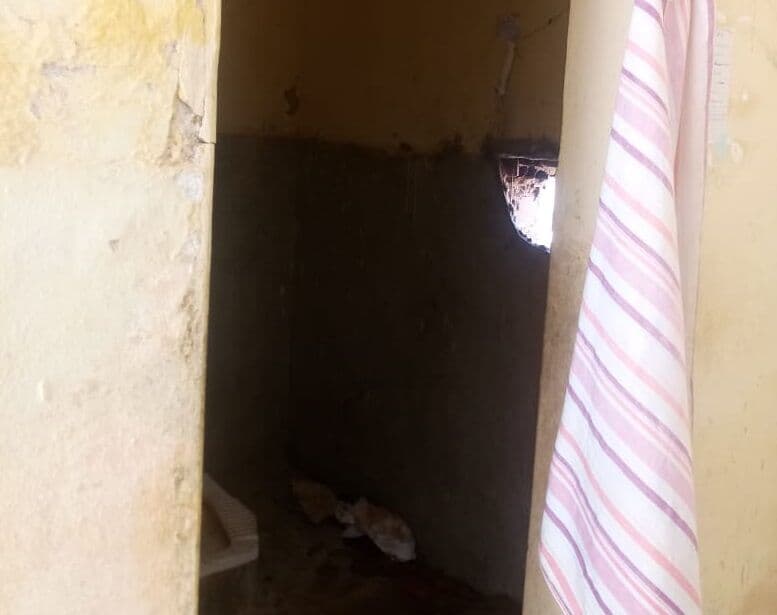 Três detentos fogem de cadeia por buraco que era escondido com toalha