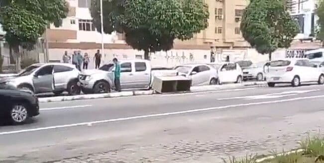 Engavetamento com cinco veículos deixa trânsito lento na BR-230, em JP