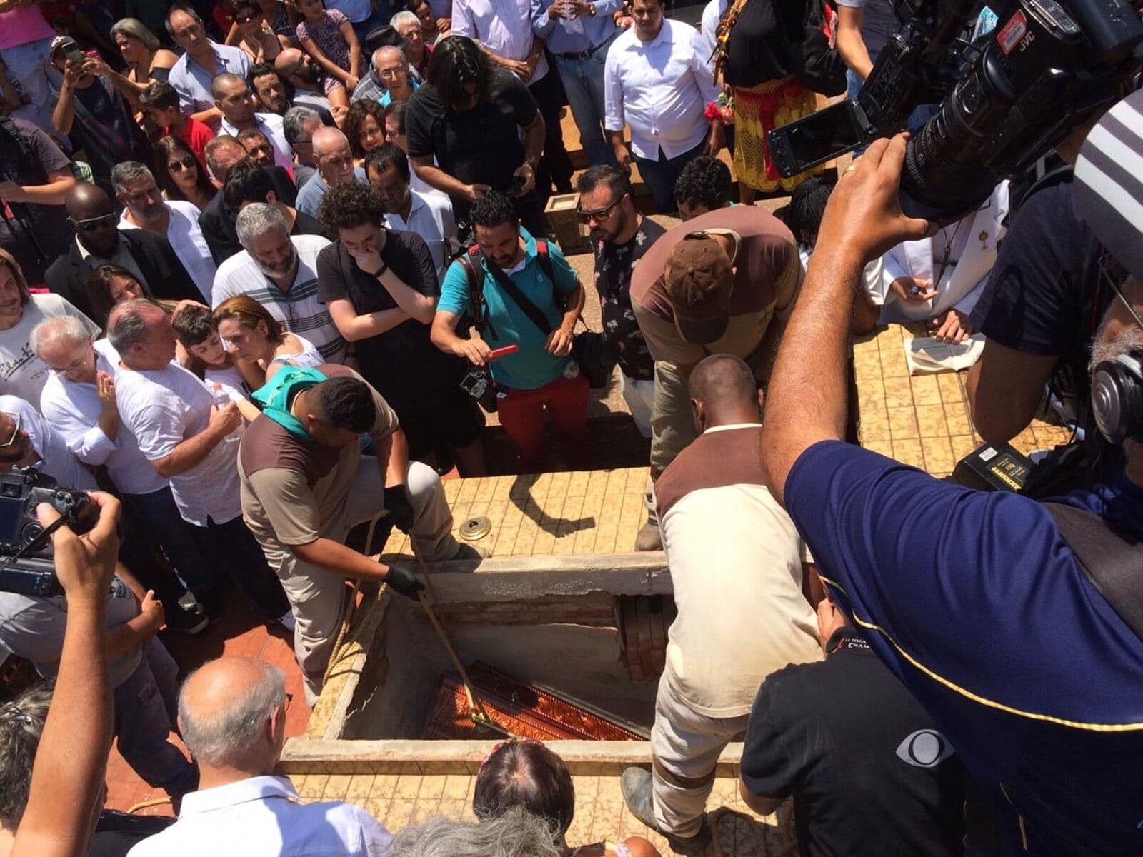 Corpo de Vavá, irmão de Lula, é sepultado em cemitério em São Bernardo do Campo