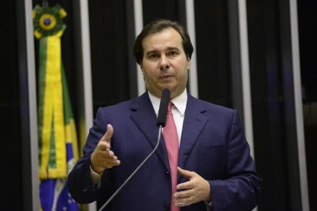 Rodrigo Maia derrota candidato de Temer e é eleito presidente da Câmara
