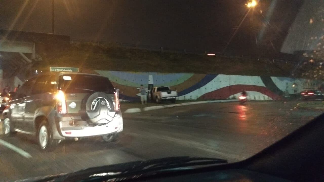 Caminhonete bate em muro do viaduto do Cristo, em JP