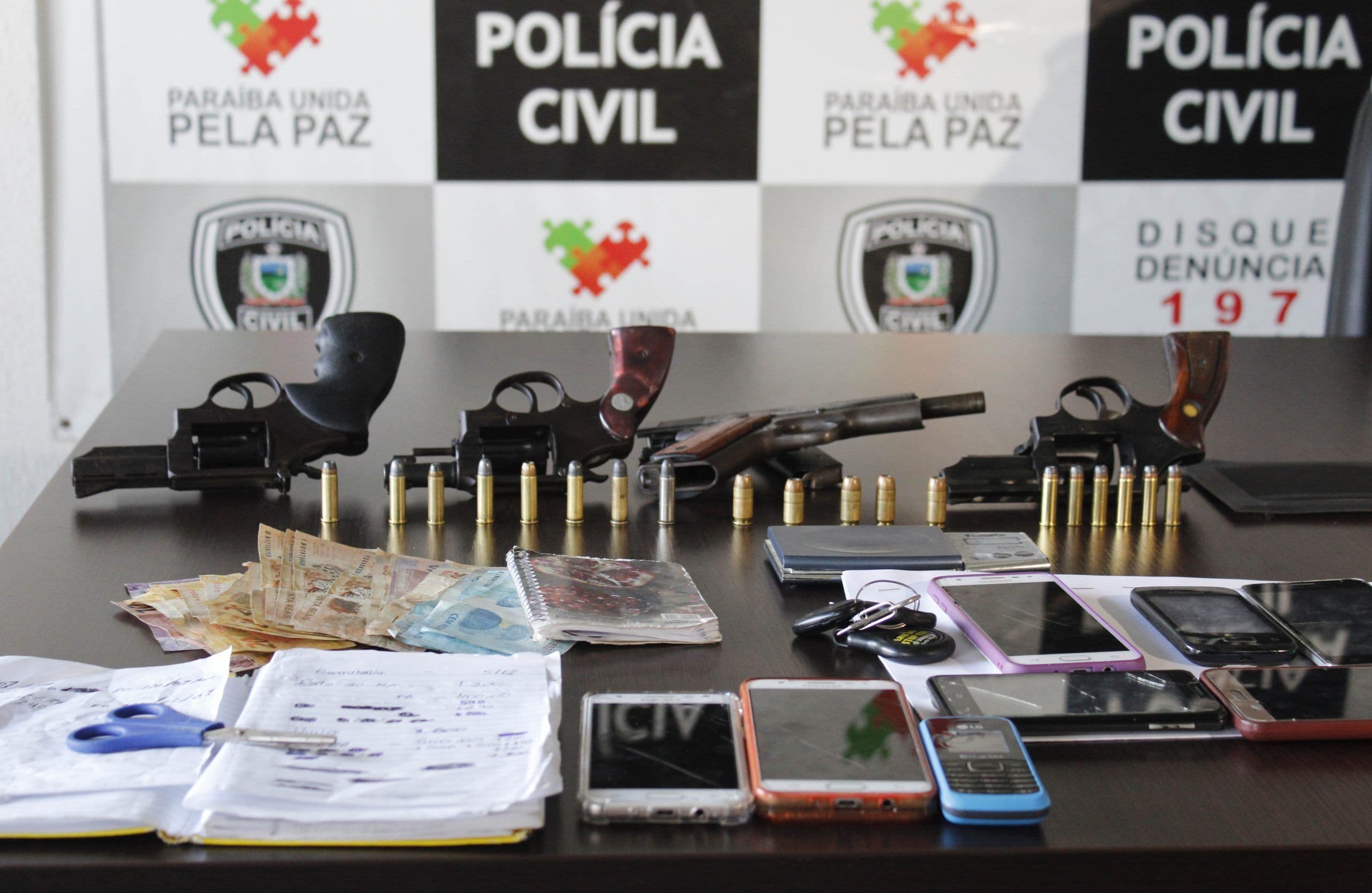 Polícia prende oito homens e apreende quatro adolescentes investigados por tráfico de drogas em Santa Rita