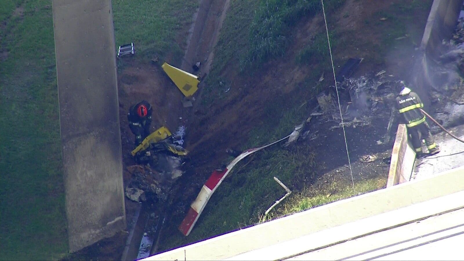 Helicóptero cai na Anhanguera, bate em caminhão e ao menos duas pessoas morrem