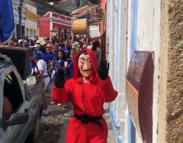 Fátima Bernardes consegue sambar na rua ao se disfarçar no pré-carnaval em Olinda