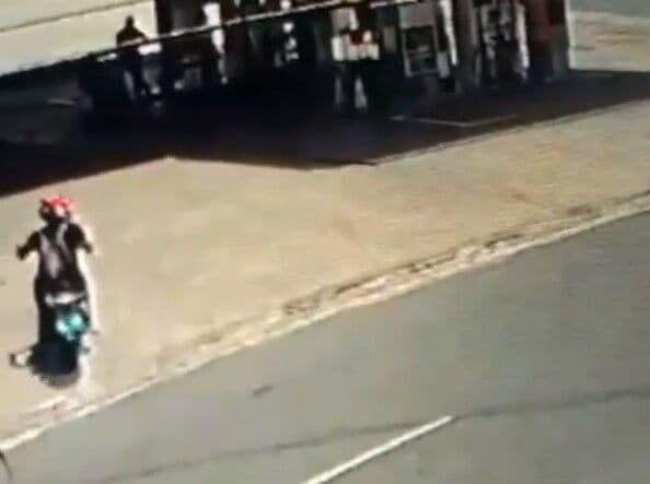 Suspeito de assaltar posto de combustíveis em JP cobre placa de moto