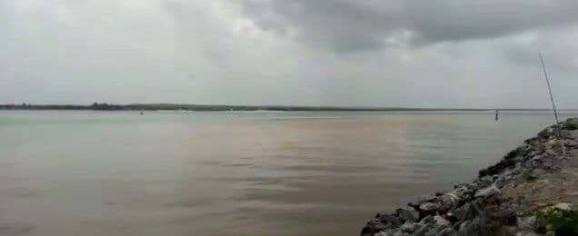 Pescadores denunciam derramamento de óleo diesel no mar, em Cabedelo