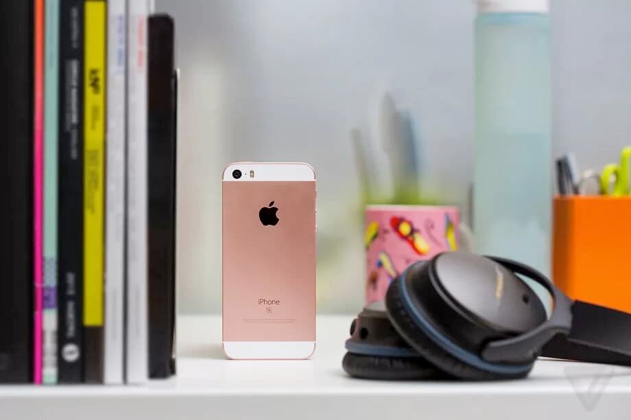 Apple coloca iPhone SE de volta às lojas por até 150 dólares