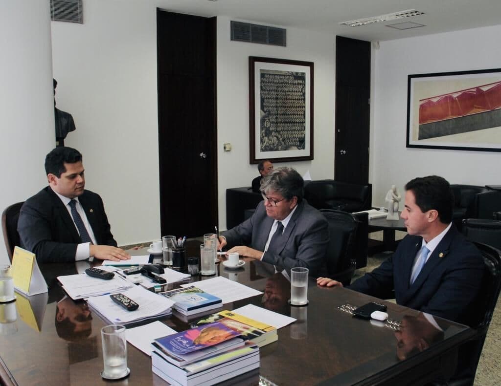 João Azevêdo se reúne com presidente do Senado para acelerar tramitação de empréstimo junto ao Banco Mundial