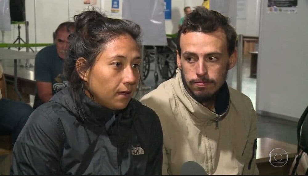 Turistas brasileiros retidos na Venezuela atravessam fronteira após negociação