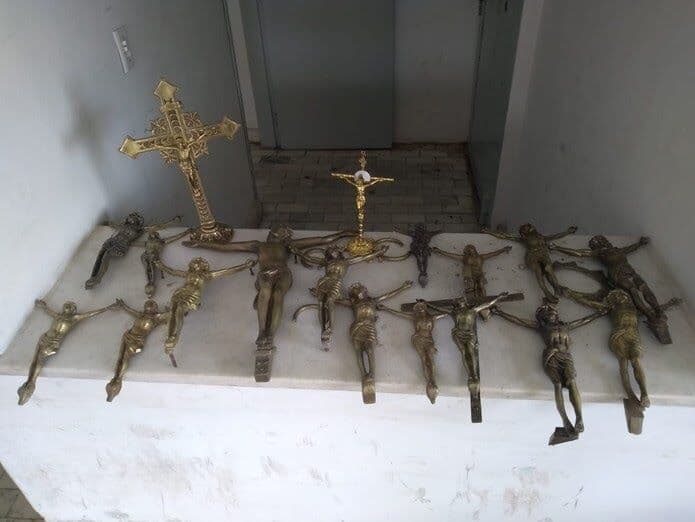Crucifixos são encontrados abandonados em matagal na Paraíba