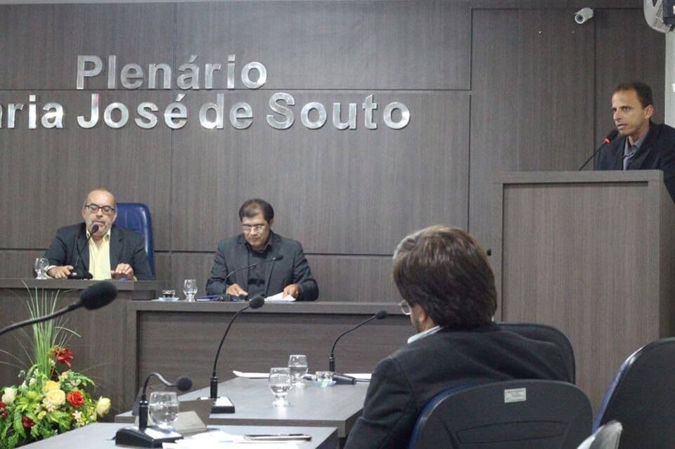 Prefeito envia claque para tumultuar sessão na Câmara de Cuité e afrontar vereadores