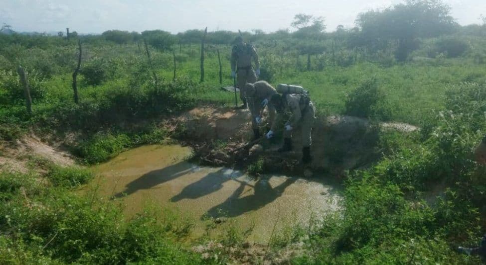 Corpo de idoso desaparecido é encontrado em bueiro no quintal de casa
