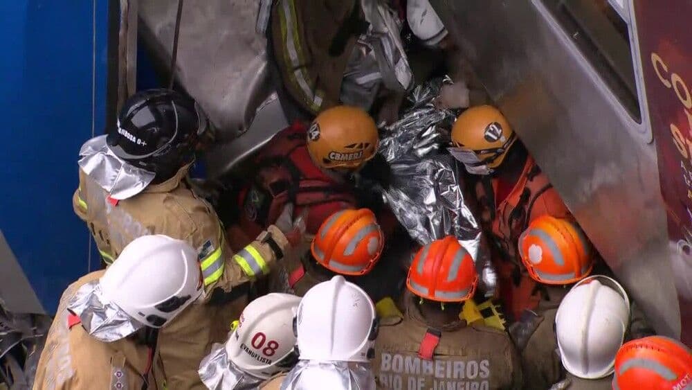 Maquinista é resgatado após mais de 7 horas preso em trem e bombeiros tentam reanimá-lo