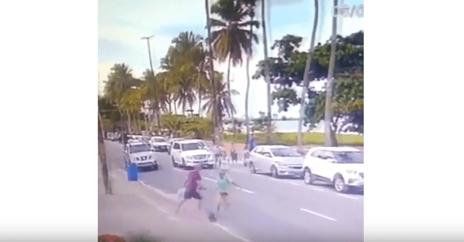 Mulheres estapeiam bandido em tentativa de assalto e homem é rendido na orla de JP