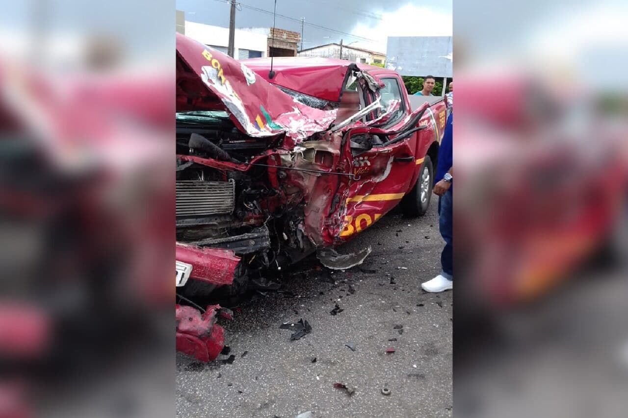 Viatura do Corpo de Bombeiros colide com carreta na divisa entre Paraíba e Pernambuco