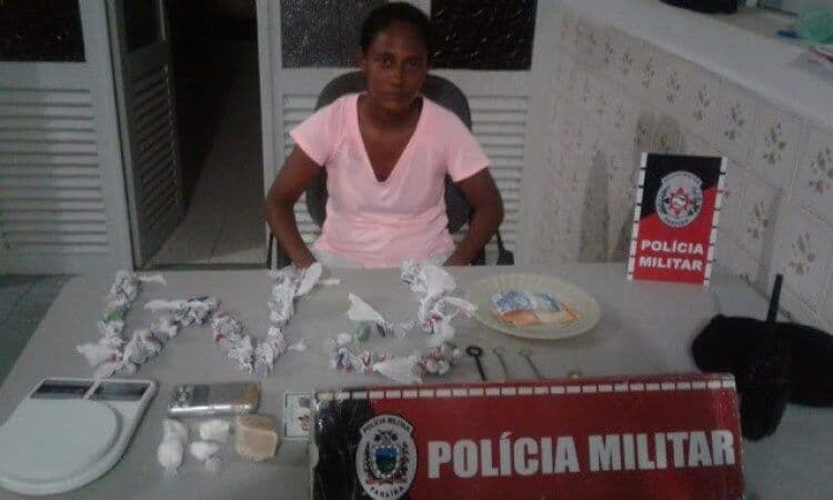 Polícia encontra crianças chorando com fome e mãe é presa por abandono de incapazes e tráfico de drogas