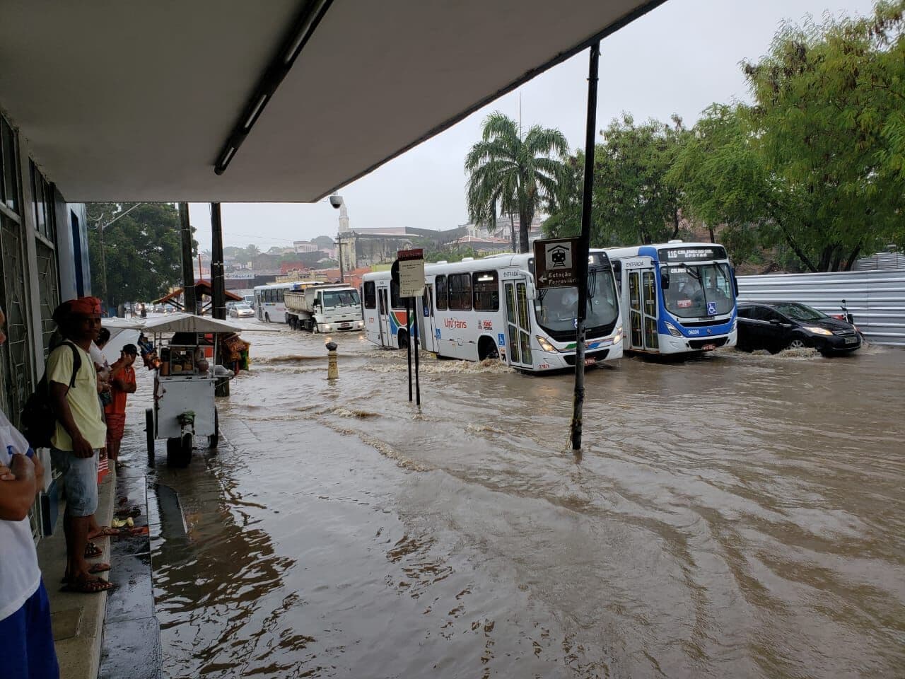 Chuvas fortes inundam ruas em João Pessoa e Inmet emite alerta para 84 cidades da Paraíba