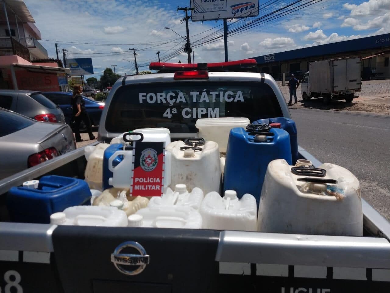 Homem é preso suspeito de venda clandestina de gasolina e PM apreende 340 litros em 14 galões