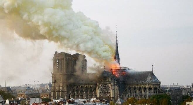 França pede doações e avalia danos na Notre-Dame