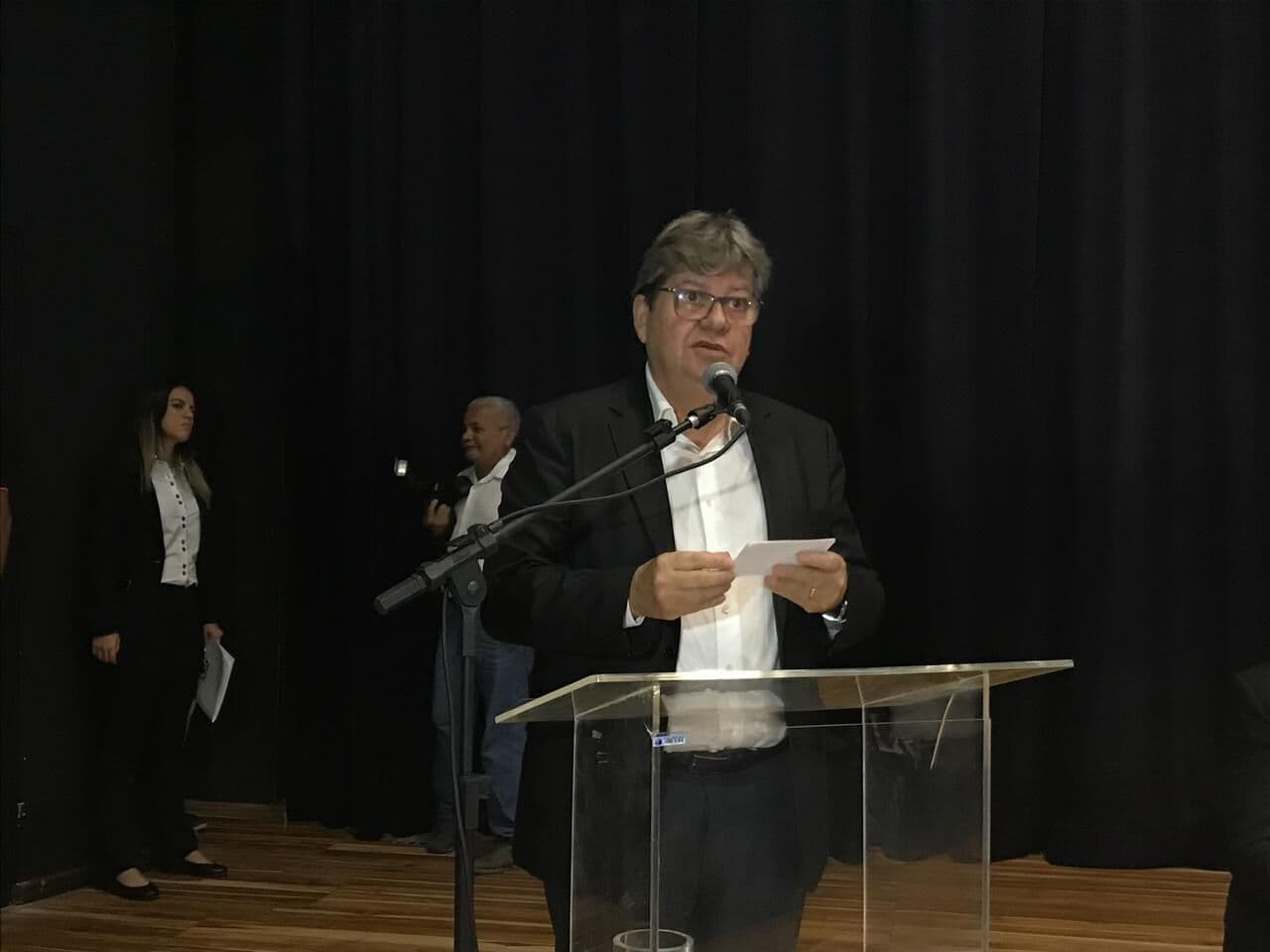 João Azevêdo anuncia pagamento de salários dos servidores para os dias 30 e 31