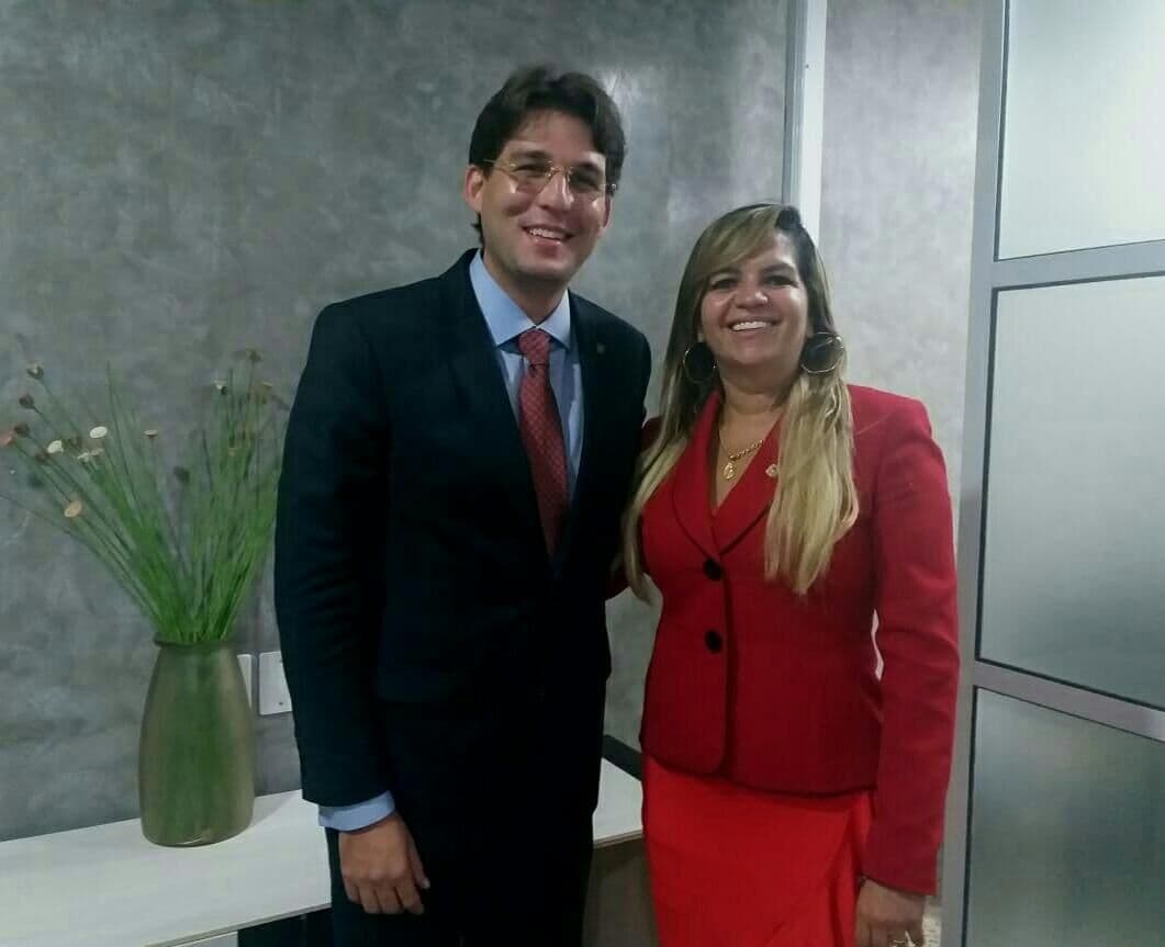 Raíssa Lacerda faz as pazes com Luciano Cartaxo e retorna à base governista na Câmara