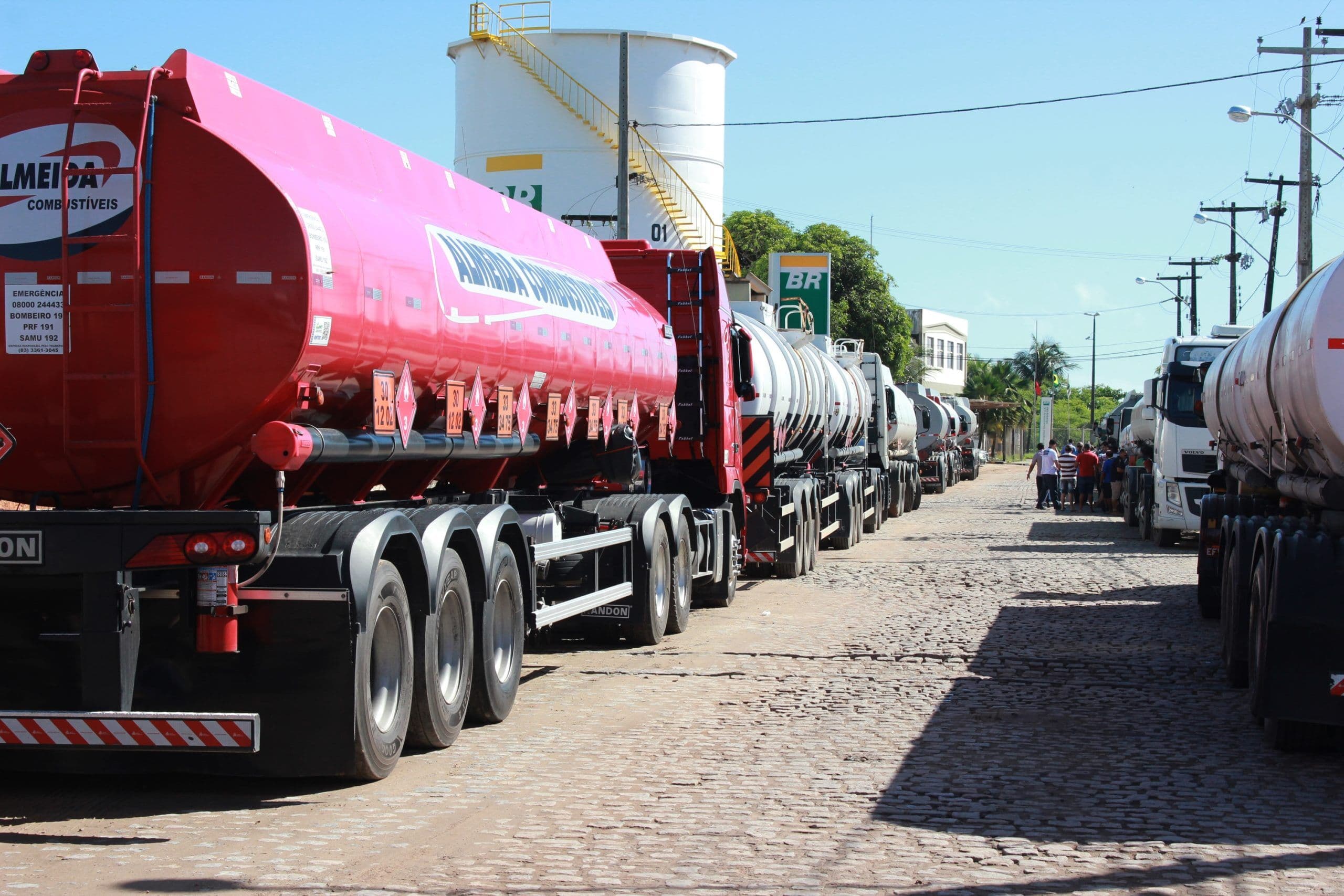 Grupos de caminhoneiros decidem fazer paralisação no dia 29, diz líder