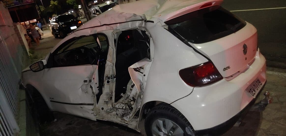 Entregador de jornais morre após ser atingido por carro em alta velocidade que invadiu pista contrária