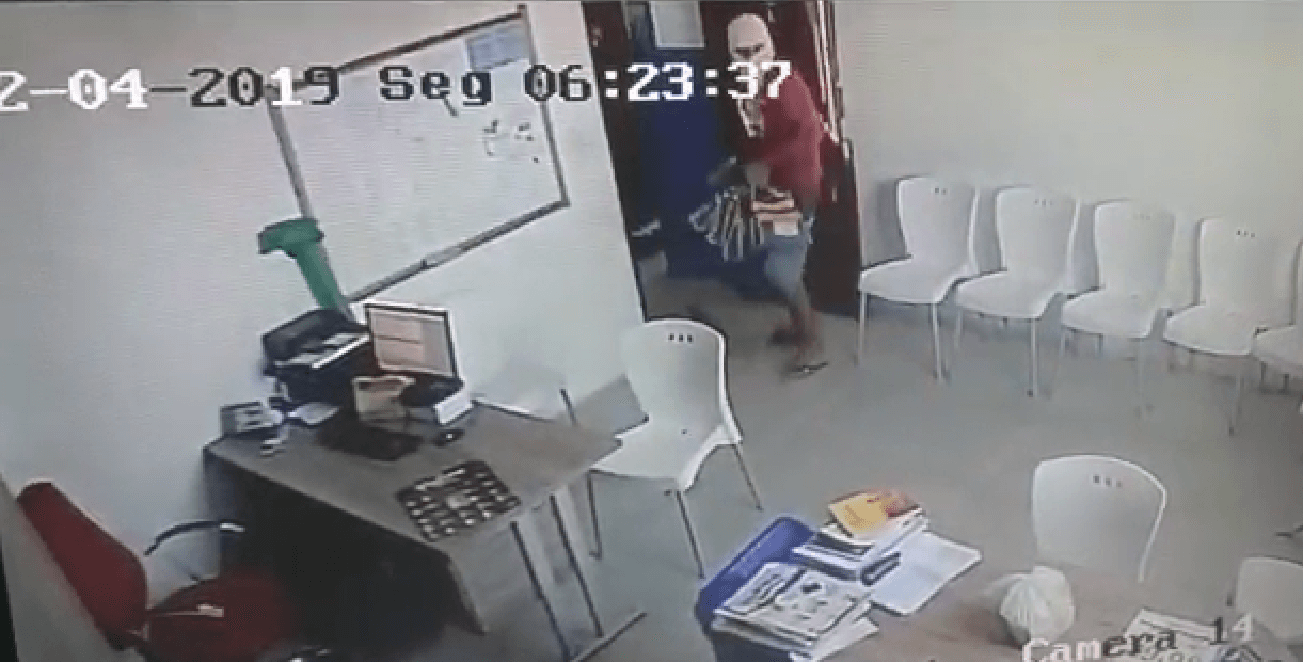 Trio de assaltantes invade supermercado, rende funcionários e rouba malotes de dinheiro